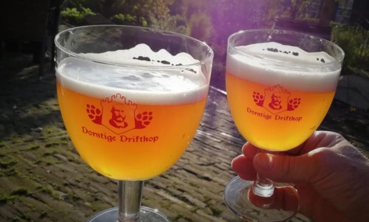Dorstige Driftkop bieren in de zon